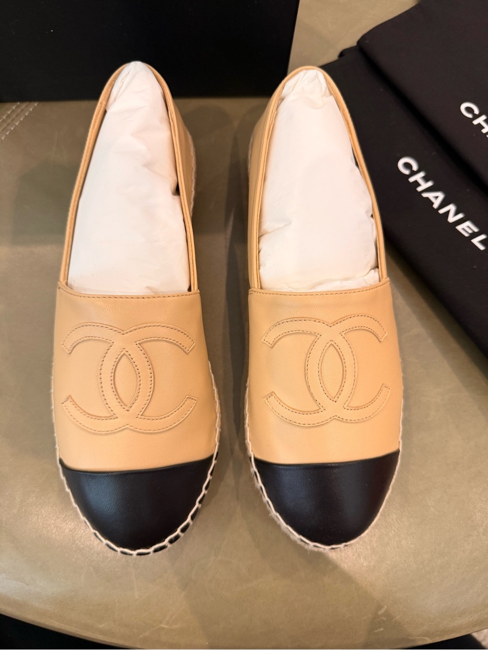 NWT Chanel - Espadrilles, beige & black lambskin, size 37 (US7). - Picture 4 of 8